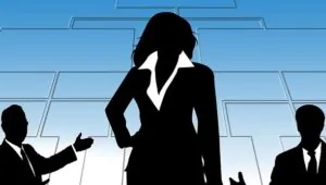 Executiva em ambiente corporativo durante atividade profissional